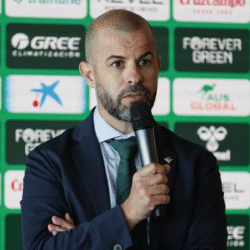 Manu Fajardo en una presentación con el Betis
