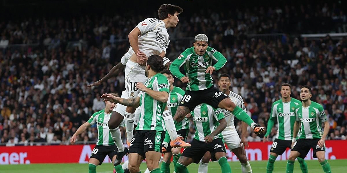 Acción de juego en el partido entre Betis y Madrid