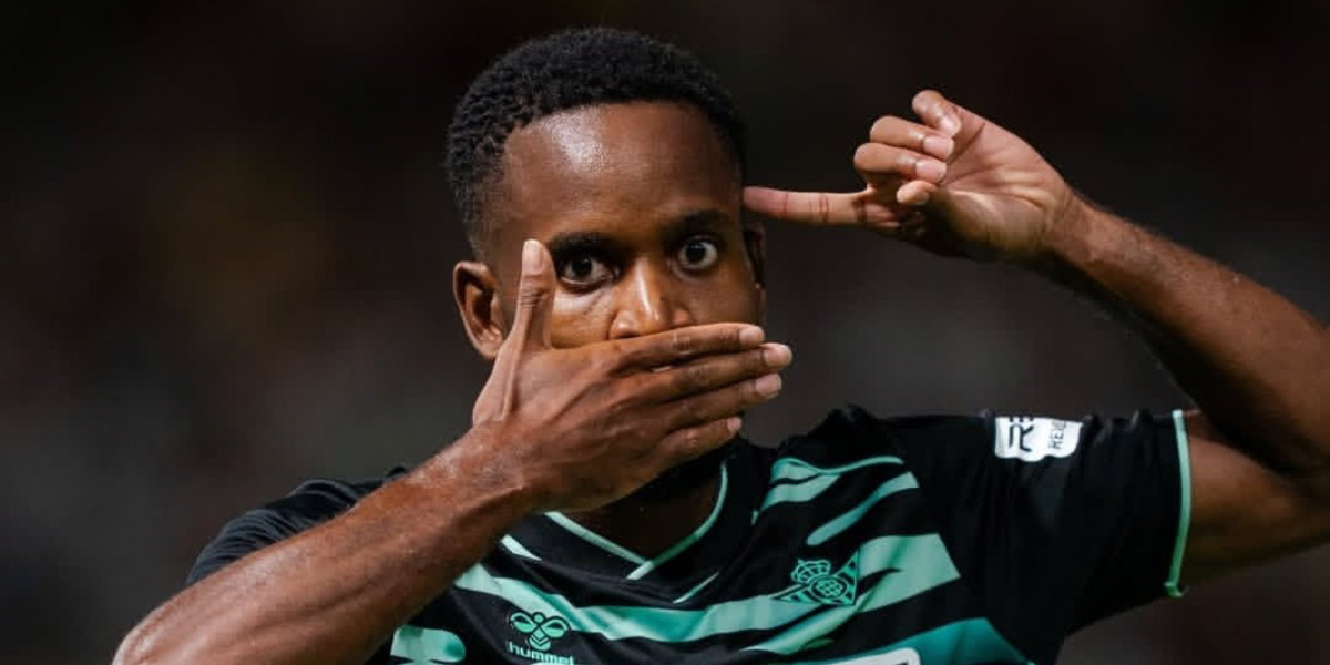 Bakambu celebrando un gol con el Betis