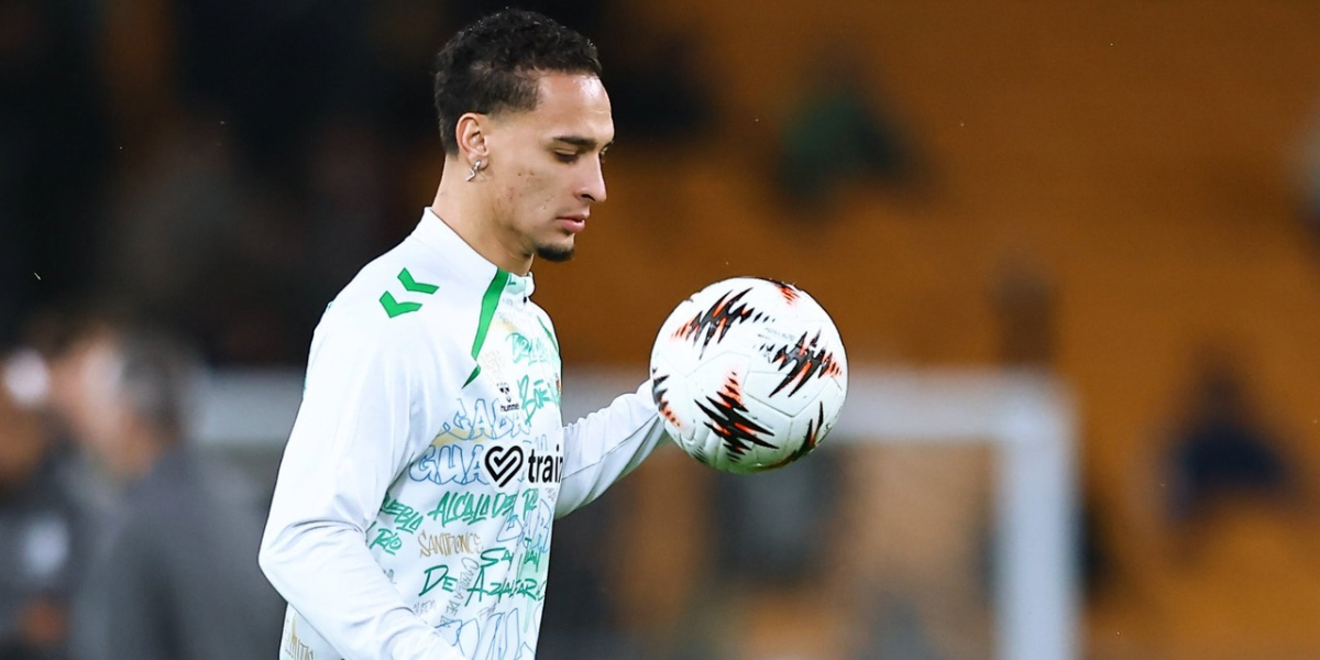 Antony calentando antes del duelo ante el Feyenoord 