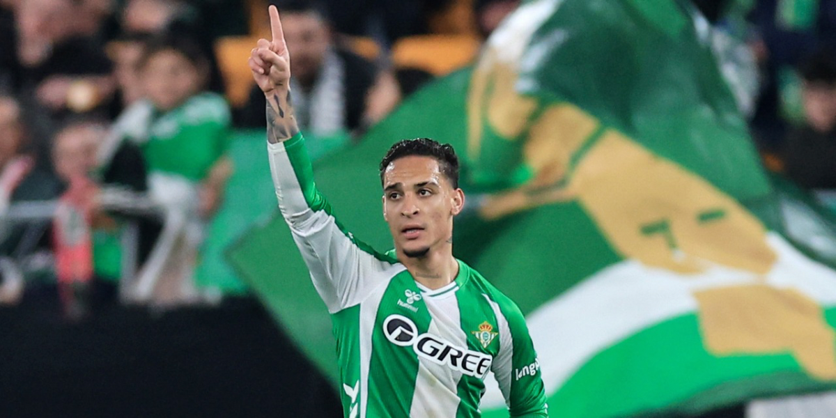 Antony celebrando su gol ante el Feyenoord