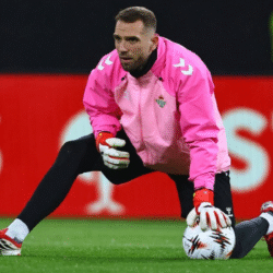 Pau López durante el calentamiento previo al choque ante el Feyenoord