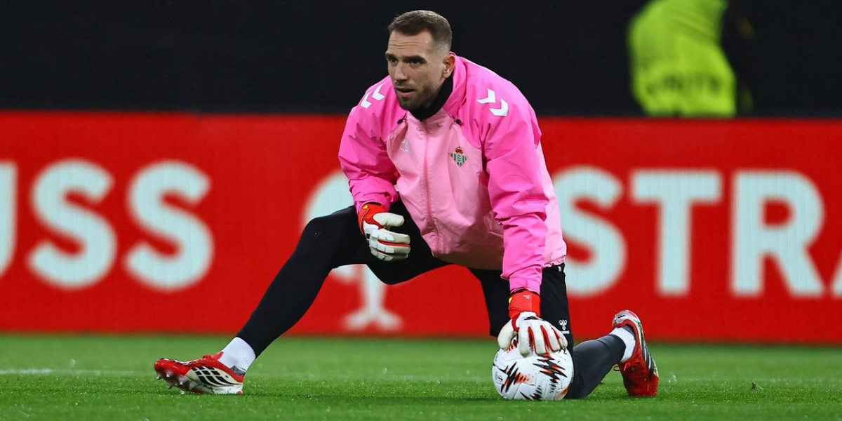 Pau López durante el calentamiento previo al choque ante el Feyenoord
