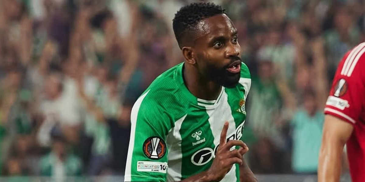 Bakambu celebra un gol con el Betis
