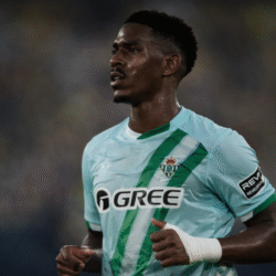 Junior Firpo en un partido con el Betis
