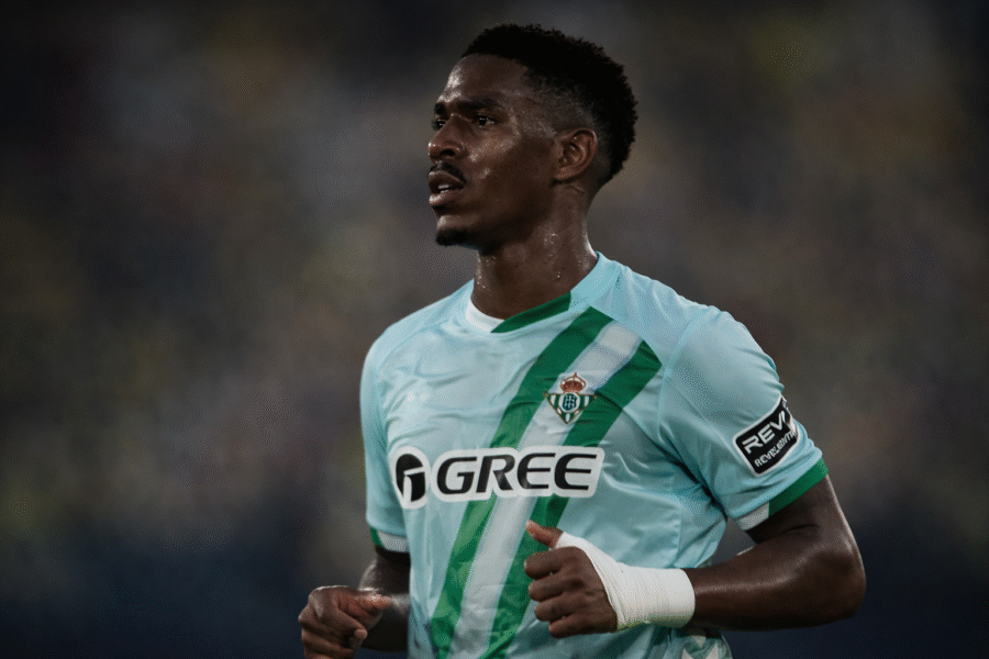 Junior Firpo en un partido con el Betis