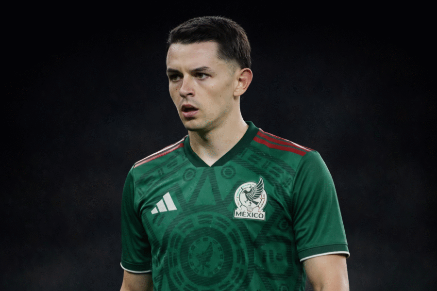 Fidalgo con la camiseta de la selección mexicana