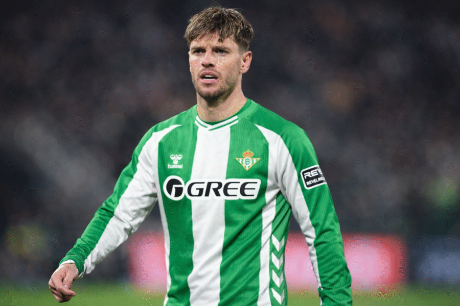 Lo Celso durante un partido con el Betis