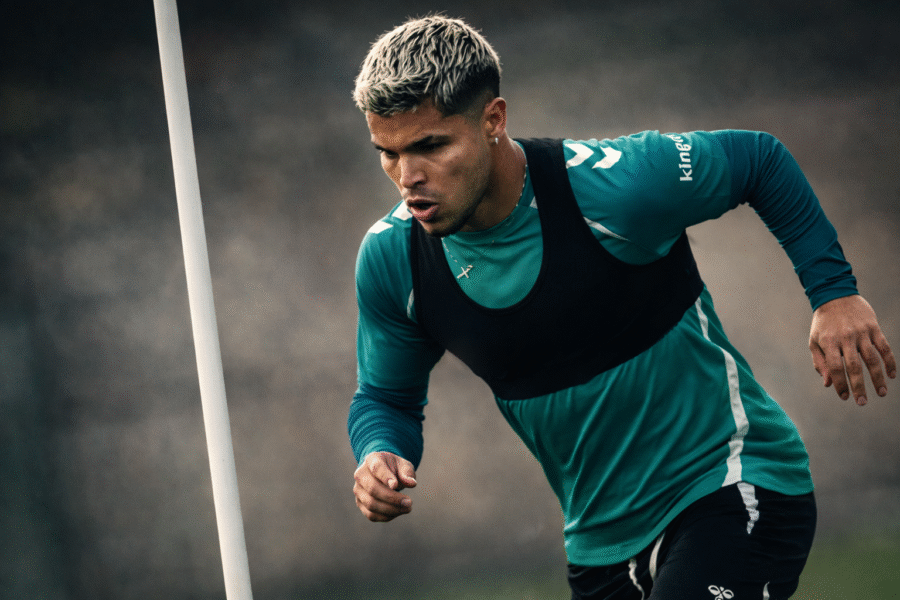 Cucho Hernández, en un entrenamiento con el Betis