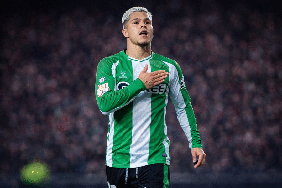 Cucho Hernández, celebrando su gol con el Betis