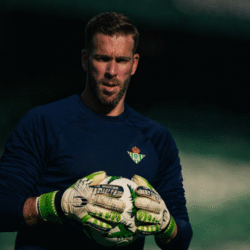 Adrián San Miguel en un entrenamiento del Betis