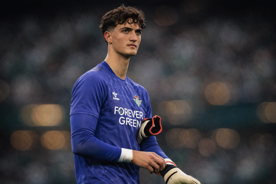 Manu González durante un partido con el filial del Betis