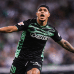 Cucho Hernández, celebrando un gol con el Betis