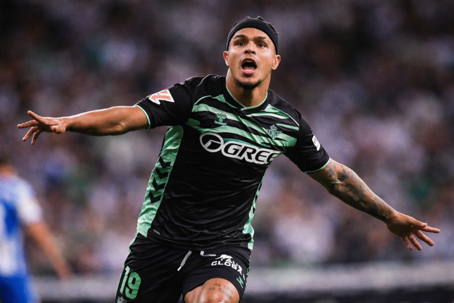 Cucho Hernández, celebrando un gol con el Betis
