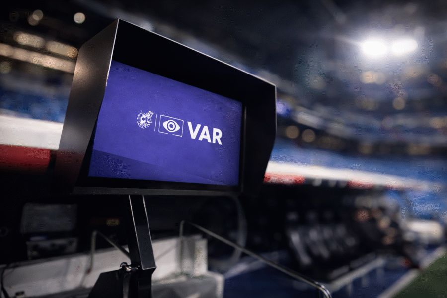 El VAR y su aplicación en España