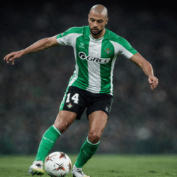 Amrabat durante un partido liguero con el Betis