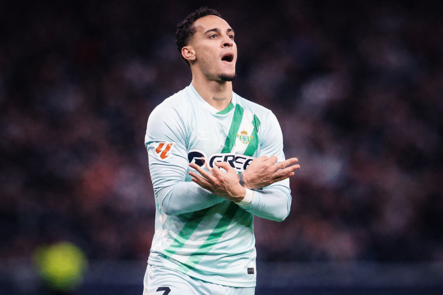 Antony celebrando su gol ante el Atlético de Madrid