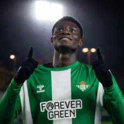 Emmanuel celebrando un triunfo del juvenil del Betis