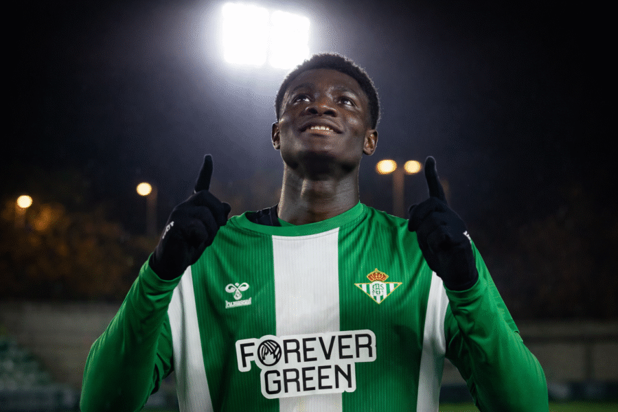 Emmanuel celebrando un triunfo del juvenil del Betis