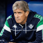 Pellegrini, sentado en el banquillo en un partido del Betis