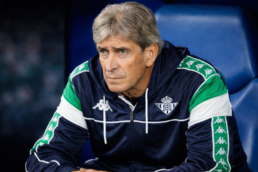 Pellegrini, sentado en el banquillo en un partido del Betis