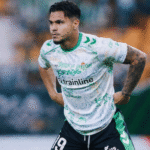 Cucho Hernández, antes de un partido del Betis