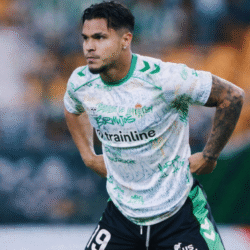 Cucho Hernández, antes de un partido del Betis