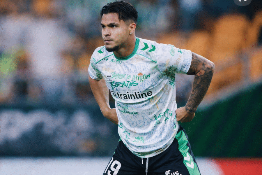 Cucho Hernández, antes de un partido del Betis