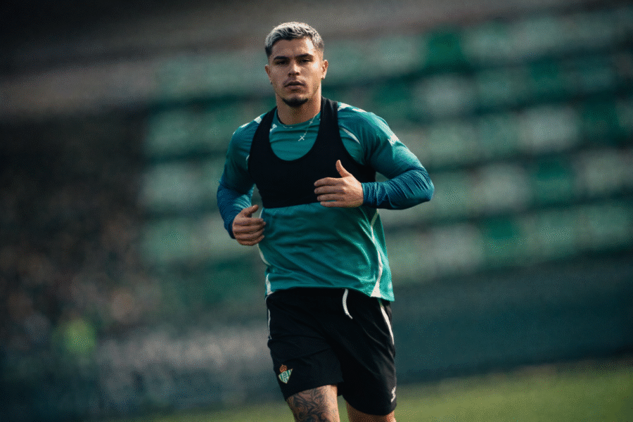 Cucho Hernández entrenando con el Betis