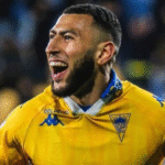 Yanis celebrando un gol con el Estoril