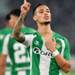 Antony celebrando un gol con el Betis