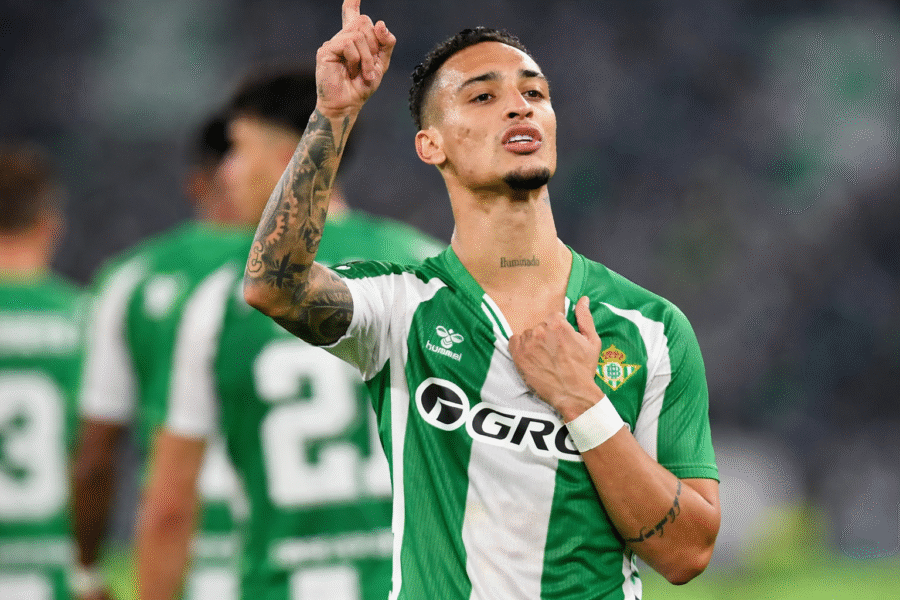 Antony celebrando un gol con el Betis