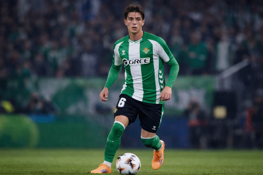 Valentín Gómez durante un partido con el Betis