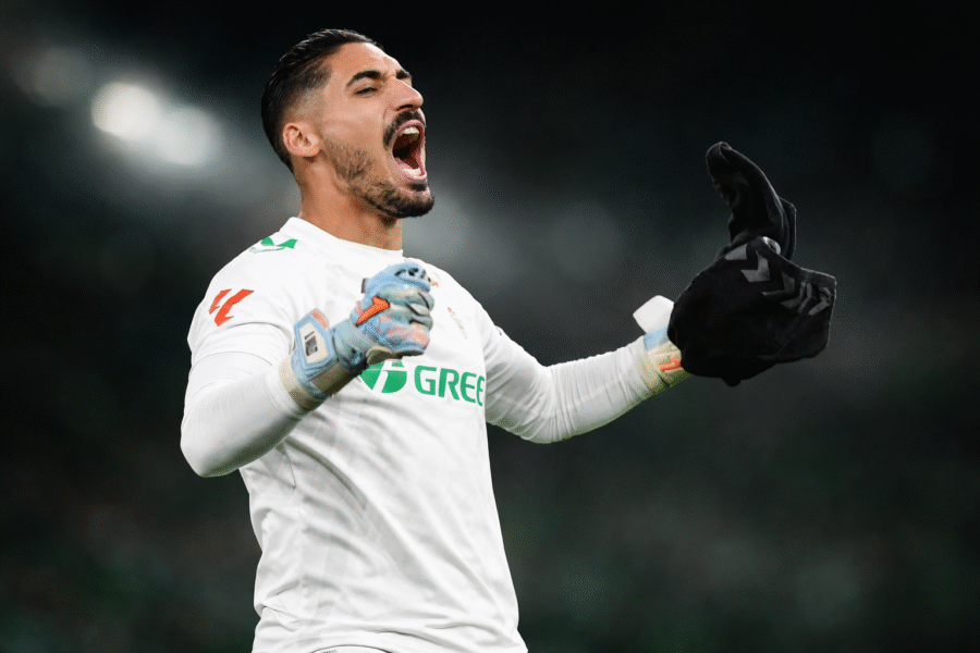 Alvaro Valles celebrando una victoria con el Betis