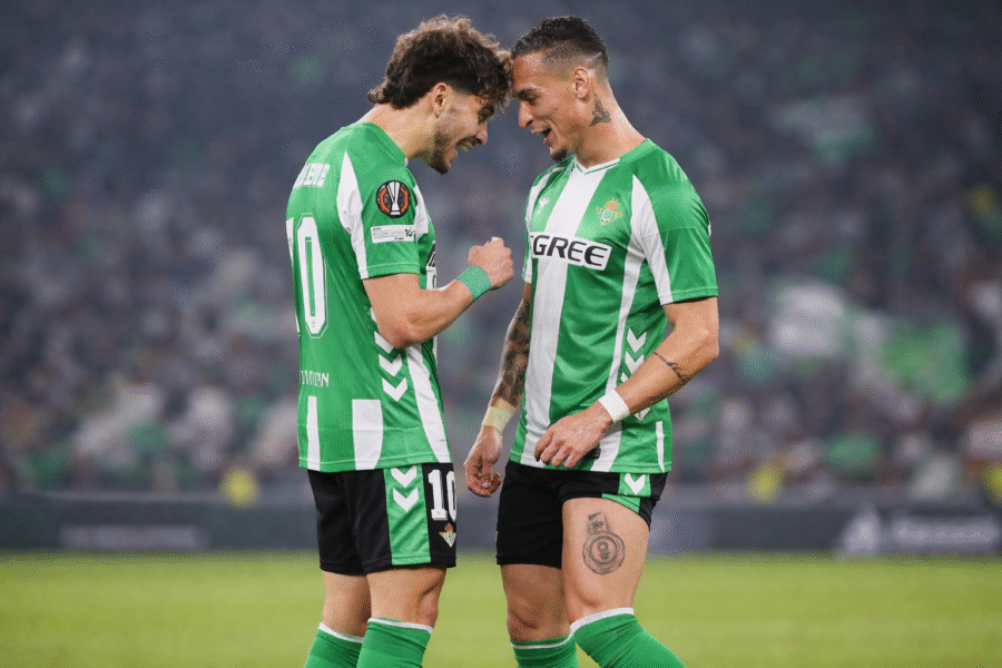 Abde y Antony celebrando un gol con el Betis