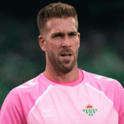 Adrián San Miguel durante un calentamiento