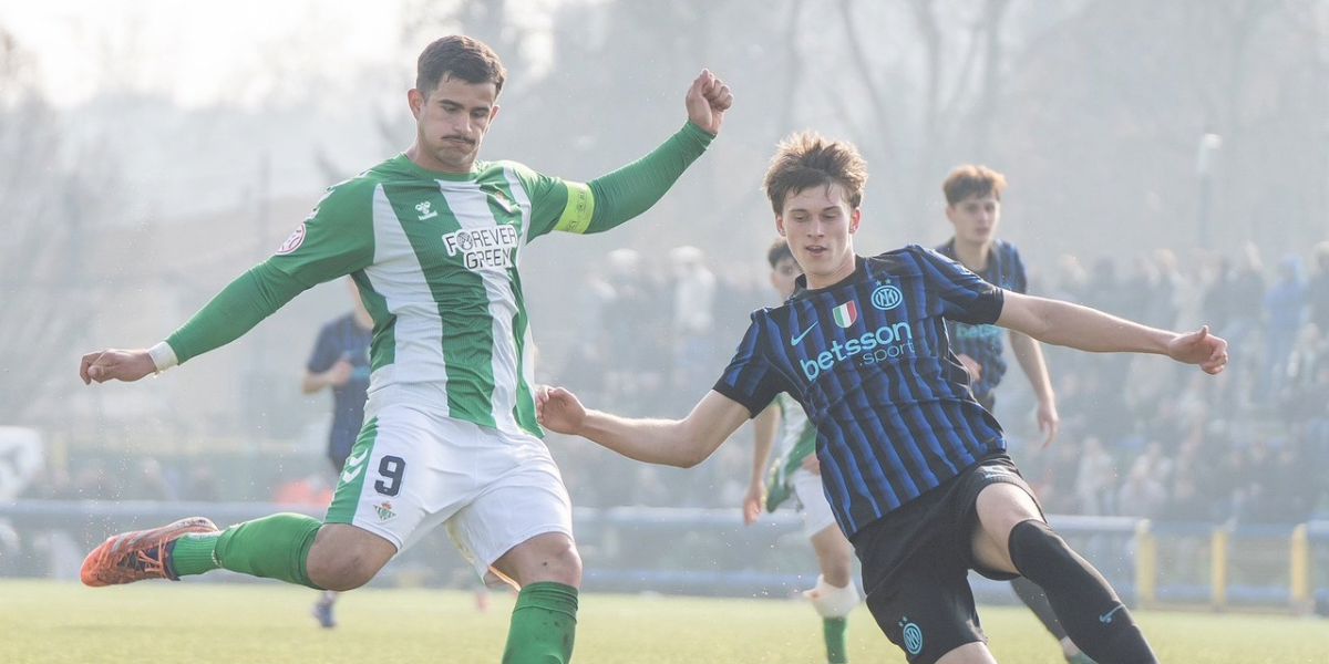 Rodrigo Marina lanzando a portería