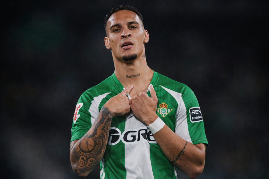 Antony celebrando su gol con el Betis