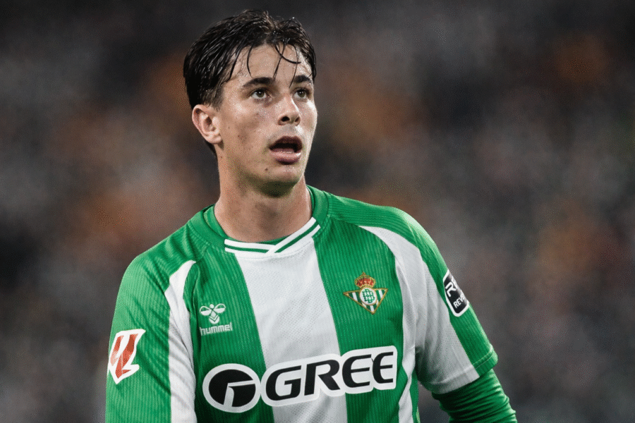 Valentín Gómez durante un partido del Betis