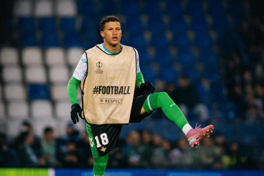 Deossa calentando antes de un partido con el Betis