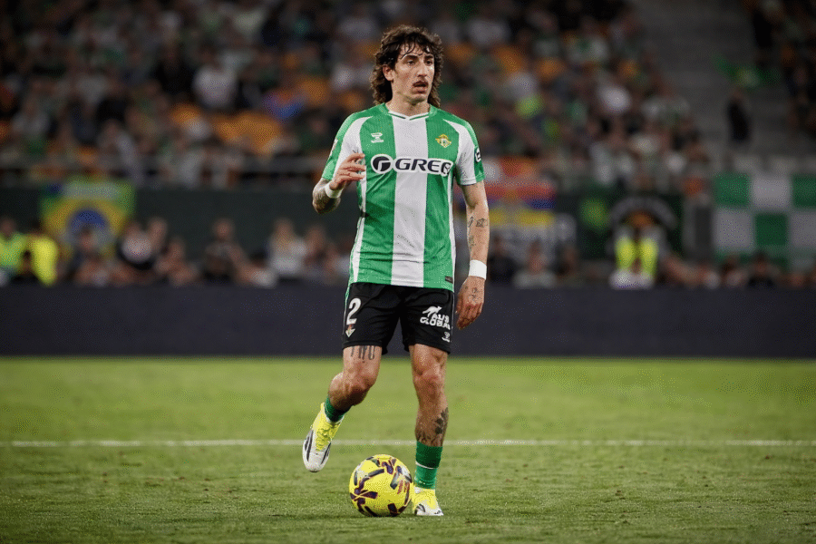 Bellerín durante un partido con el Betis