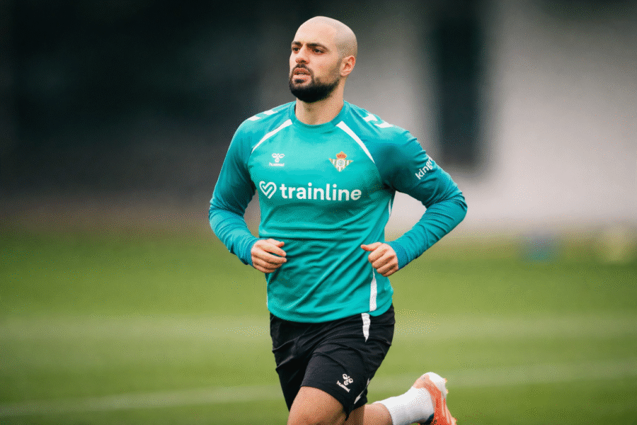 Amrabat entrenando con el Betis