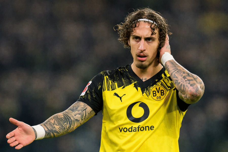 Fabio Silva en un partido con el Dortmund
