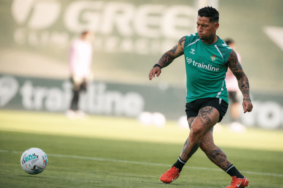 Chimy durante un entrenamiento con el Betis