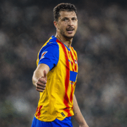 Guido Rodríguez durante el encuentro en el Pizjuán