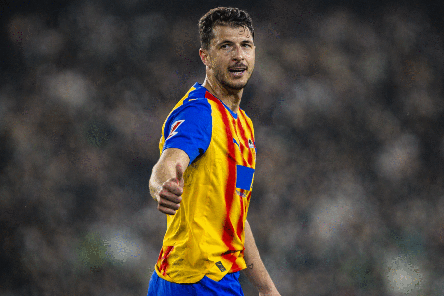 Guido Rodríguez durante el encuentro en el Pizjuán