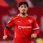 Lomónaco durante un partido con Independiente