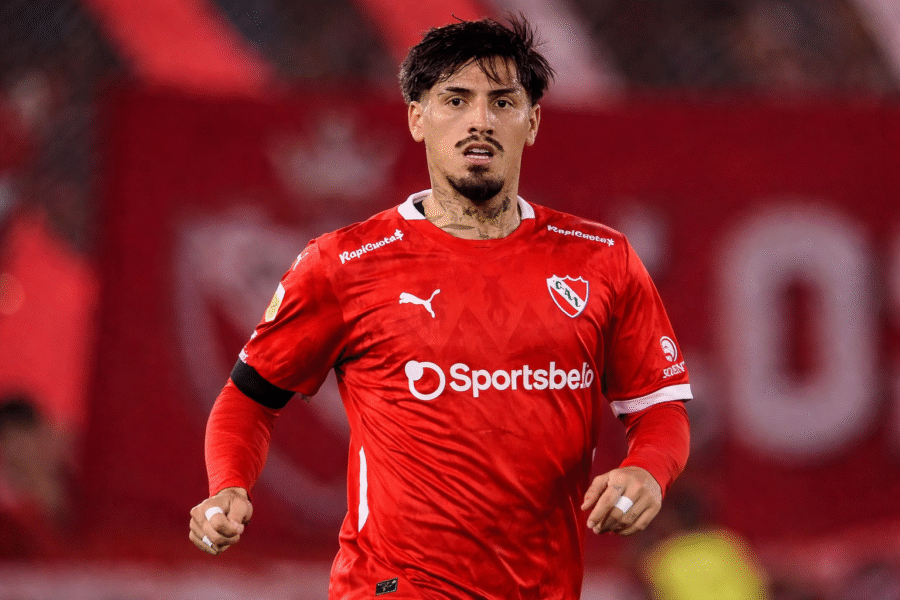 Lomónaco durante un partido con Independiente