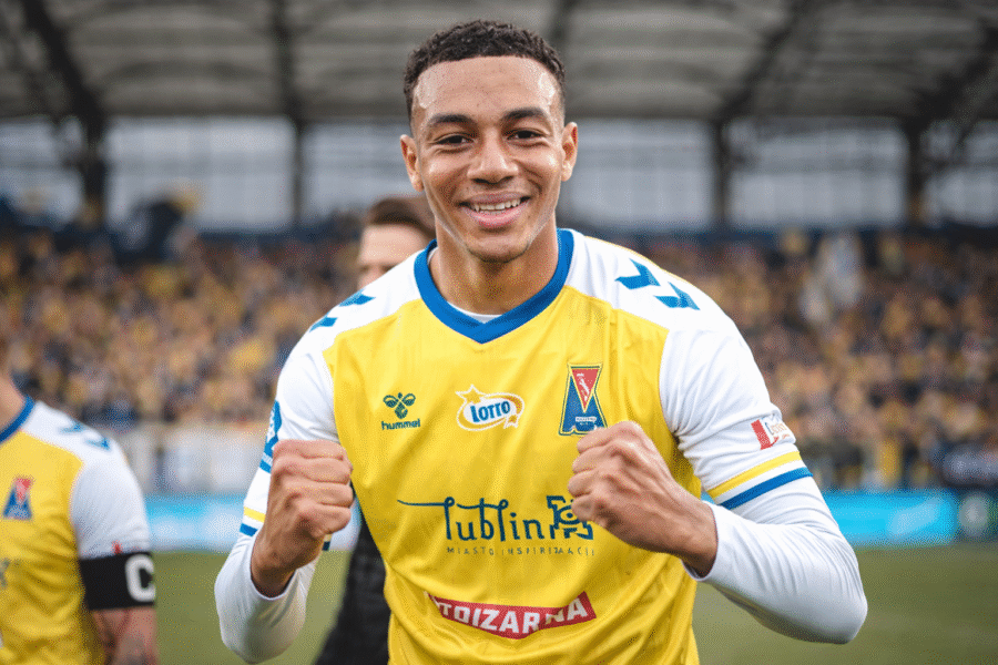 Bright Ede celebrando una victoria en Polonia