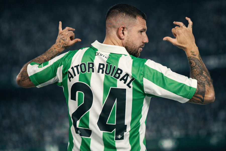Anuncio de la nueva camiseta retro del Betis